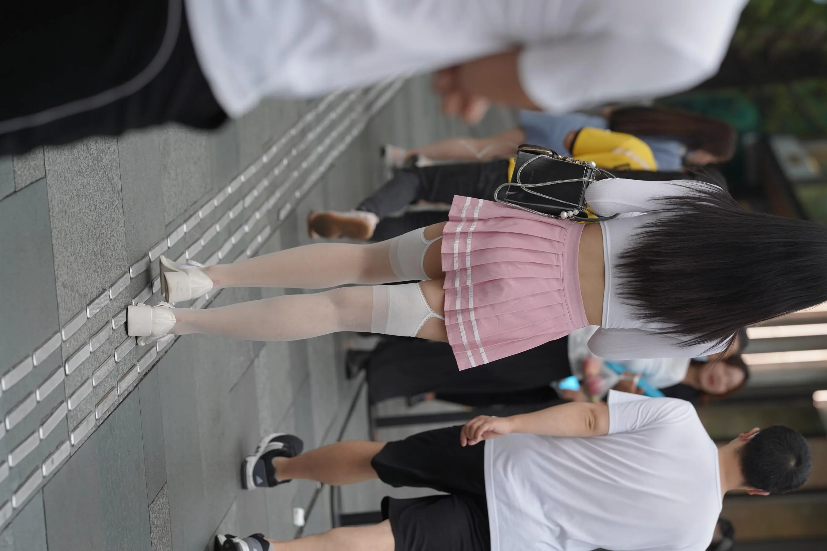 魔镜街拍 NO.161 街拍白丝吊带袜美女 [109P]插图1